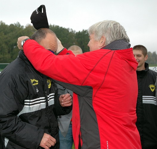 2007_0929_15.JPG - Förbundets representant delade ut medaljer för serieseger i Div.4 Västmanland 2007